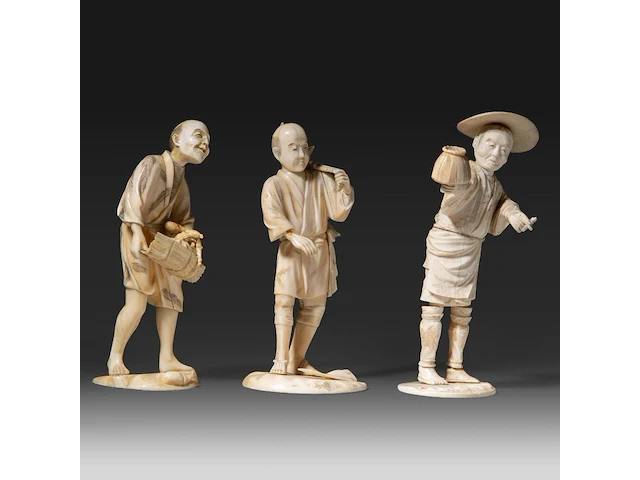Three japanese ivory okimono of farmers, all signed, meiji period (1868-1912), h 18 cm - 239g / h 17 cm - 218g / h 17 cm - 217g (+) - afbeelding 6 van  8