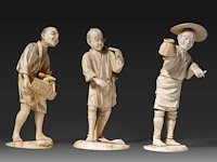 Three japanese ivory okimono of farmers, all signed, meiji period (1868-1912), h 18 cm - 239g / h 17 cm - 218g / h 17 cm - 217g (+) - afbeelding 6 van  8