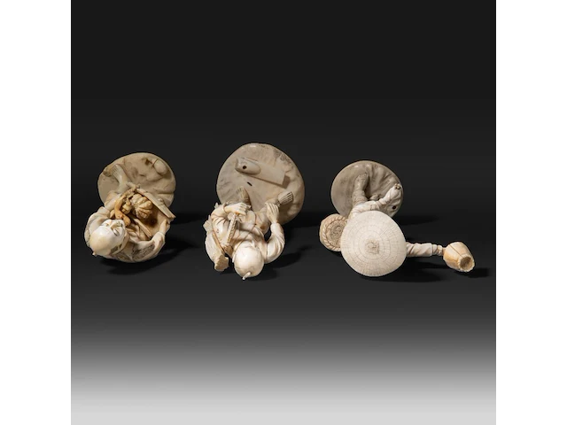 Three japanese ivory okimono of farmers, all signed, meiji period (1868-1912), h 18 cm - 239g / h 17 cm - 218g / h 17 cm - 217g (+) - afbeelding 7 van  8
