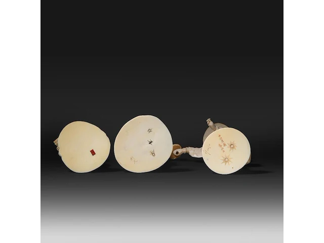Three japanese ivory okimono of farmers, all signed, meiji period (1868-1912), h 18 cm - 239g / h 17 cm - 218g / h 17 cm - 217g (+) - afbeelding 8 van  8