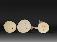 Three japanese ivory okimono of farmers, all signed, meiji period (1868-1912), h 18 cm - 239g / h 17 cm - 218g / h 17 cm - 217g (+) - afbeelding 8 van  8