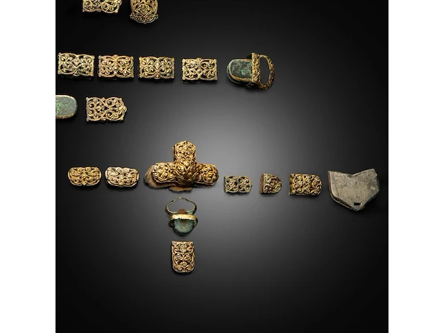 Three sets of chinese gilt bronze repoussé and open-work strap plaques or horse trappings with floral motifs, liao dynasty (907–1125) - afbeelding 2 van  10