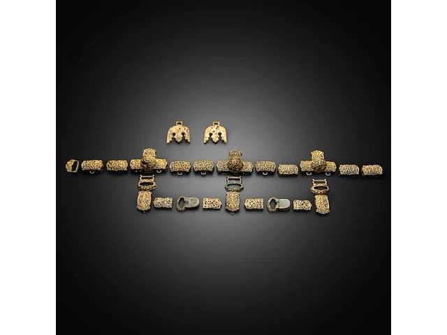 Three sets of chinese gilt bronze repoussé and open-work strap plaques or horse trappings with floral motifs, liao dynasty (907–1125) - afbeelding 3 van  10