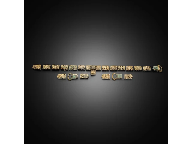 Three sets of chinese gilt bronze repoussé and open-work strap plaques or horse trappings with floral motifs, liao dynasty (907–1125) - afbeelding 4 van  10