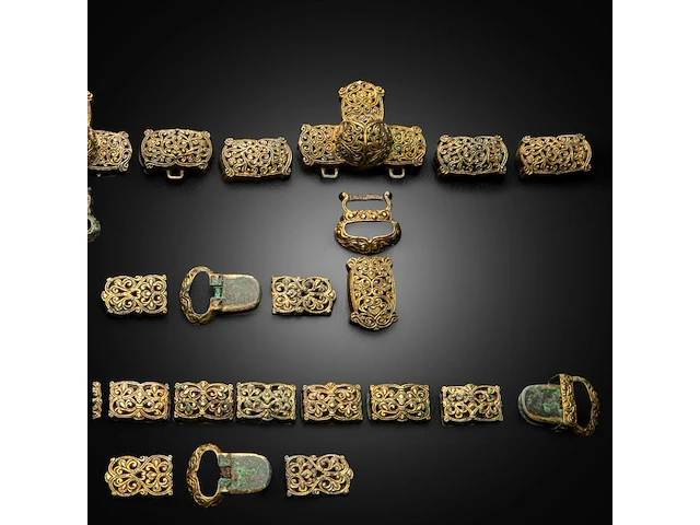Three sets of chinese gilt bronze repoussé and open-work strap plaques or horse trappings with floral motifs, liao dynasty (907–1125) - afbeelding 6 van  10
