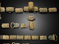 Three sets of chinese gilt bronze repoussé and open-work strap plaques or horse trappings with floral motifs, liao dynasty (907–1125) - afbeelding 6 van  10