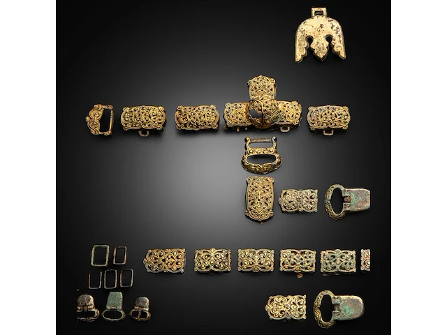 Three sets of chinese gilt bronze repoussé and open-work strap plaques or horse trappings with floral motifs, liao dynasty (907–1125) - afbeelding 7 van  10