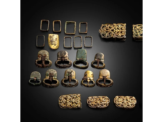 Three sets of chinese gilt bronze repoussé and open-work strap plaques or horse trappings with floral motifs, liao dynasty (907–1125) - afbeelding 8 van  10