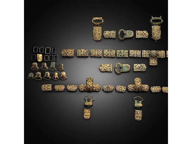 Three sets of chinese gilt bronze repoussé and open-work strap plaques or horse trappings with floral motifs, liao dynasty (907–1125) - afbeelding 9 van  10