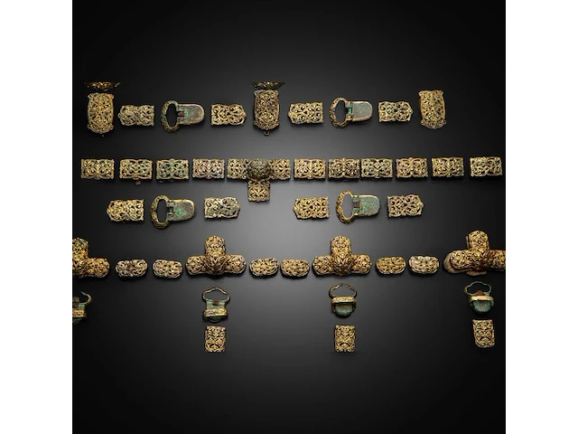 Three sets of chinese gilt bronze repoussé and open-work strap plaques or horse trappings with floral motifs, liao dynasty (907–1125) - afbeelding 10 van  10