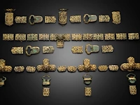 Three sets of chinese gilt bronze repoussé and open-work strap plaques or horse trappings with floral motifs, liao dynasty (907–1125) - afbeelding 10 van  10