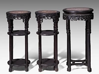 Three tall chinese carved hardwood stands, including a pair and all set with a marble top, late qing, h 80 - 83 cm - afbeelding 2 van  6
