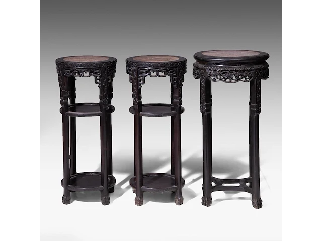 Three tall chinese carved hardwood stands, including a pair and all set with a marble top, late qing, h 80 - 83 cm - afbeelding 3 van  6