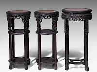 Three tall chinese carved hardwood stands, including a pair and all set with a marble top, late qing, h 80 - 83 cm - afbeelding 3 van  6
