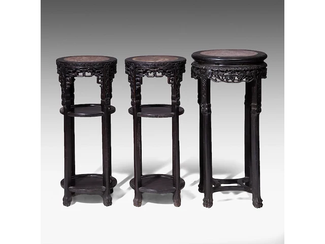 Three tall chinese carved hardwood stands, including a pair and all set with a marble top, late qing, h 80 - 83 cm - afbeelding 4 van  6