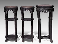 Three tall chinese carved hardwood stands, including a pair and all set with a marble top, late qing, h 80 - 83 cm - afbeelding 4 van  6