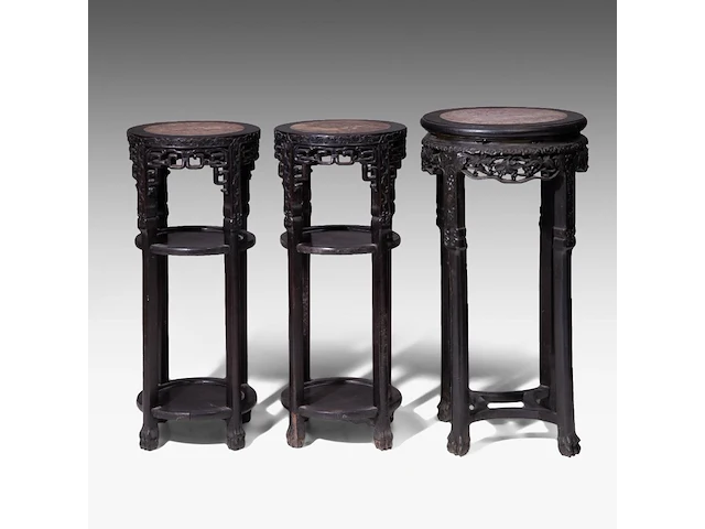 Three tall chinese carved hardwood stands, including a pair and all set with a marble top, late qing, h 80 - 83 cm - afbeelding 5 van  6