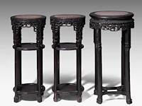 Three tall chinese carved hardwood stands, including a pair and all set with a marble top, late qing, h 80 - 83 cm - afbeelding 5 van  6