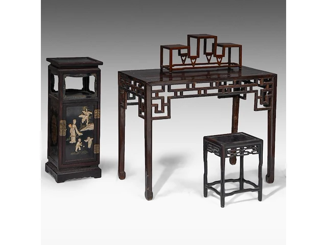 Three tall chinese carved hardwood stands, late qing dynasty, h 92–102 cm - afbeelding 1 van  5