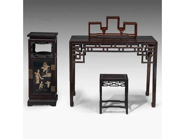 Three tall chinese carved hardwood stands, late qing dynasty, h 92–102 cm - afbeelding 2 van  5