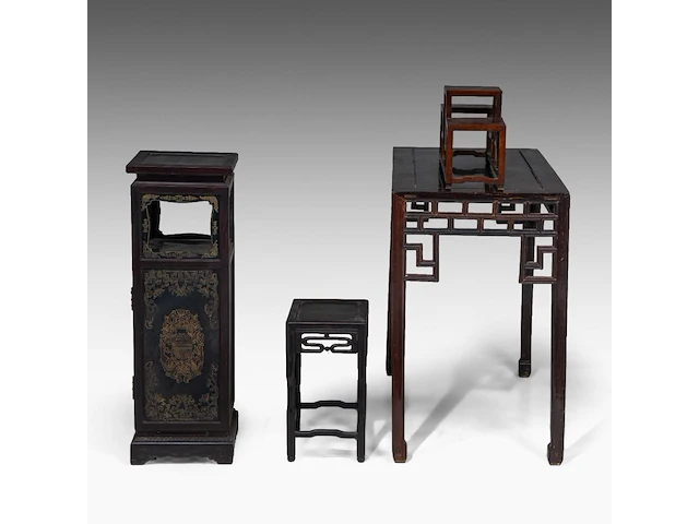 Three tall chinese carved hardwood stands, late qing dynasty, h 92–102 cm - afbeelding 3 van  5
