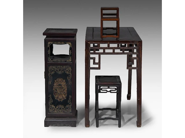 Three tall chinese carved hardwood stands, late qing dynasty, h 92–102 cm - afbeelding 5 van  5