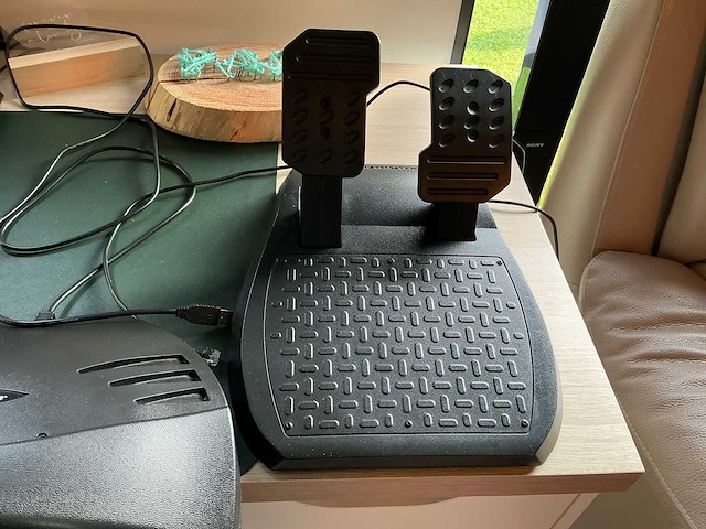 Thrustmaster t80 ferrari 488 gtb – racing wheel + pedalen – in goede staat – weinig gebruikt - afbeelding 2 van  3