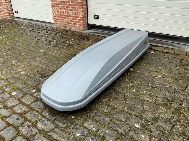 Thule touring 700 afsluitbare dakkoffer met sleutel - afbeelding 1 van  9