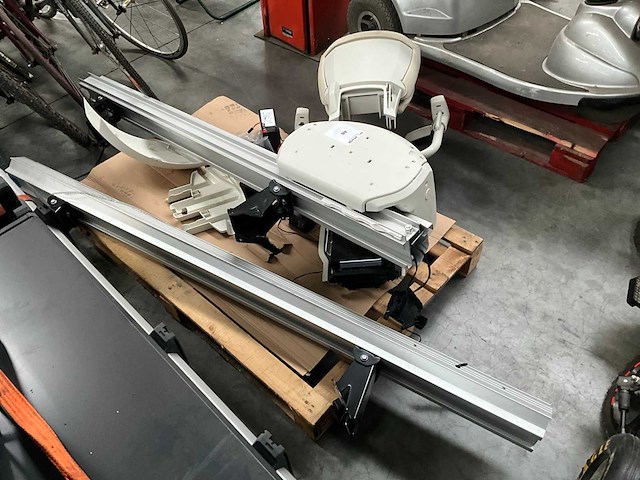 Thyssen krupp trapliften - afbeelding 1 van  5