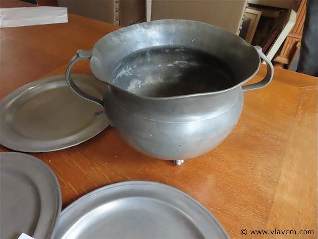 Tinnen borden en pot - afbeelding 2 van  3
