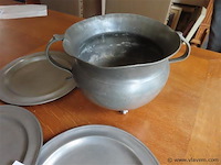 Tinnen borden en pot - afbeelding 2 van  3