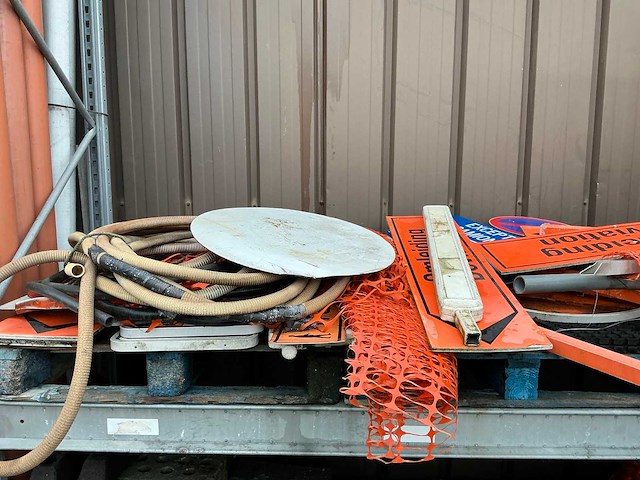 Titan diverse signalisatie en afzethekken - afbeelding 11 van  15