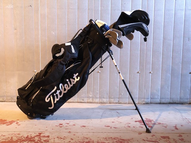 Titleist golftas met uitklapbare standaards - afbeelding 1 van  6