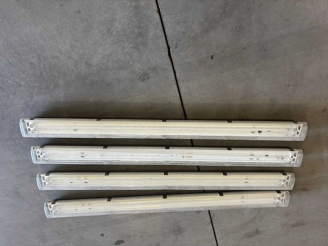 Tl armaturen met lamp (4x) - afbeelding 1 van  1