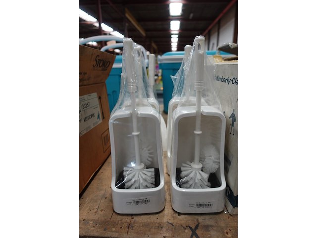 Toebehoren hygiëne (2 zeepdispensers, 1 toweldispenser, 6 wc borstels) - afbeelding 2 van  7