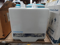 Toebehoren hygiëne (2 zeepdispensers, 1 toweldispenser, 6 wc borstels) - afbeelding 6 van  7