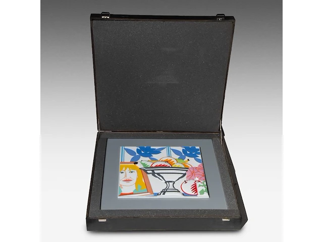 Tom wesselmann (1931-2004), still life, 1988, rosenthal porcelain plaque, n° 137/299 the plaque: 33.5 x 37.5 cm. (13.18 x 14.75 in.), the box: 57 x 60.5 x 12 cm. (22.44 x 23.82 x 4.71 in.) - afbeelding 2 van  5