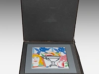 Tom wesselmann (1931-2004), still life, 1988, rosenthal porcelain plaque, n° 137/299 the plaque: 33.5 x 37.5 cm. (13.18 x 14.75 in.), the box: 57 x 60.5 x 12 cm. (22.44 x 23.82 x 4.71 in.) - afbeelding 2 van  5
