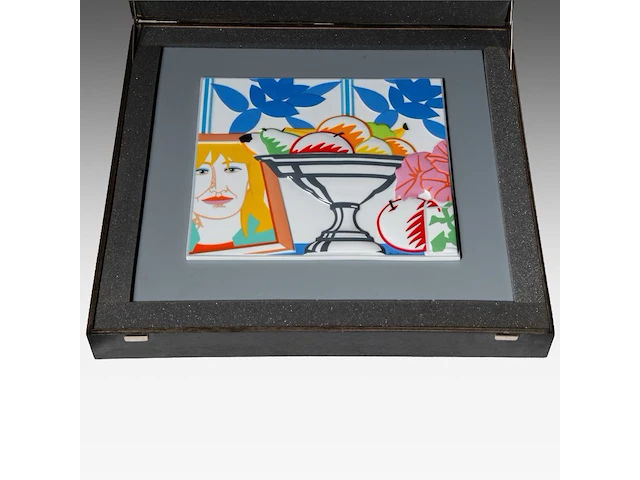 Tom wesselmann (1931-2004), still life, 1988, rosenthal porcelain plaque, n° 137/299 the plaque: 33.5 x 37.5 cm. (13.18 x 14.75 in.), the box: 57 x 60.5 x 12 cm. (22.44 x 23.82 x 4.71 in.) - afbeelding 3 van  5