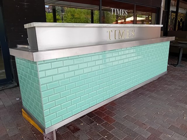 Toog inox blad groene tegels met marmeren opzet, tapinstallatie, dubbele spoelbak met mengkraan afm. 370x95x130 (23) - afbeelding 1 van  9