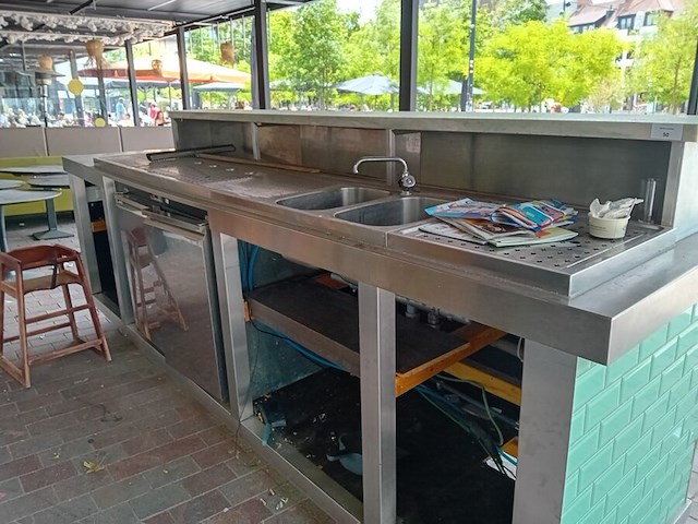 Toog inox blad groene tegels met marmeren opzet, tapinstallatie, dubbele spoelbak met mengkraan afm. 370x95x130 (23) - afbeelding 2 van  9