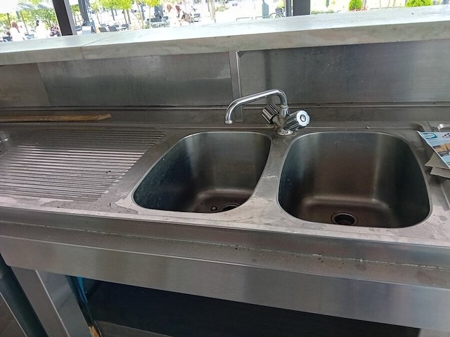 Toog inox blad groene tegels met marmeren opzet, tapinstallatie, dubbele spoelbak met mengkraan afm. 370x95x130 (23) - afbeelding 4 van  9