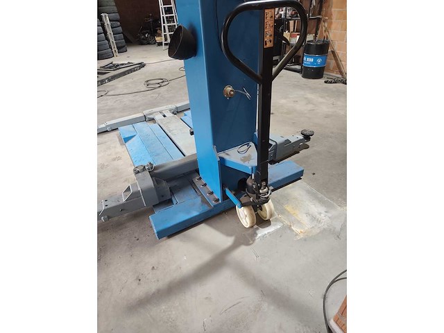 Toolmania 1 koloms hefbrug 2,5t - afbeelding 1 van  8