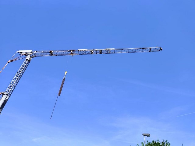 Torenkraan 16 m lang en 14 m hoog, mortelbak, pallethaak en wielenstel. bevindt zich te lommel, afbraak voor eigen rekening. bezichtiging en afhaling op afspraak. (6) - afbeelding 4 van  25