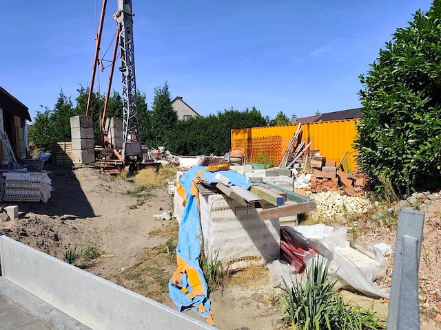 Torenkraan 16 m lang en 14 m hoog, mortelbak, pallethaak en wielenstel. bevindt zich te lommel, afbraak voor eigen rekening. bezichtiging en afhaling op afspraak. (6) - afbeelding 8 van  25