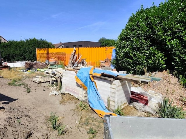 Torenkraan 16 m lang en 14 m hoog, mortelbak, pallethaak en wielenstel. bevindt zich te lommel, afbraak voor eigen rekening. bezichtiging en afhaling op afspraak. (6) - afbeelding 9 van  25