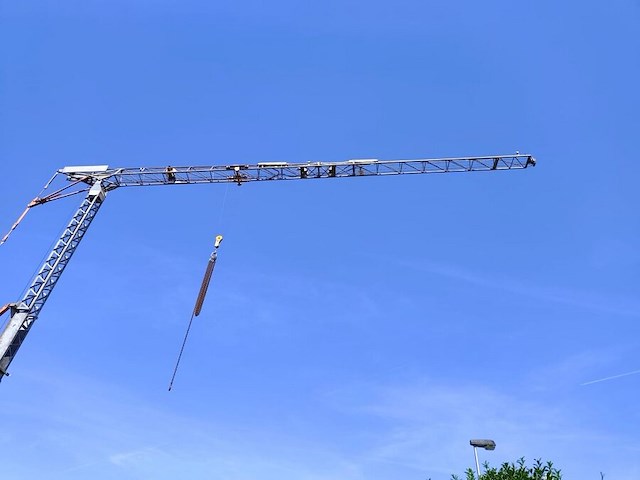 Torenkraan 16 m lang en 14 m hoog, mortelbak, pallethaak en wielenstel. bevindt zich te lommel, afbraak voor eigen rekening. bezichtiging en afhaling op afspraak. (6) - afbeelding 11 van  25