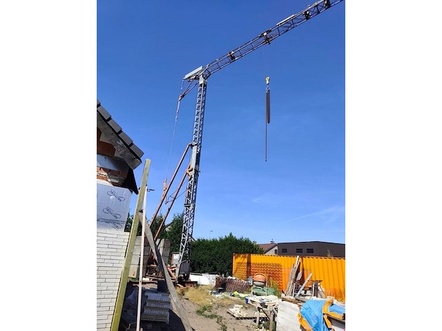 Torenkraan 16 m lang en 14 m hoog, mortelbak, pallethaak en wielenstel. bevindt zich te lommel, afbraak voor eigen rekening. bezichtiging en afhaling op afspraak. (6) - afbeelding 1 van  25