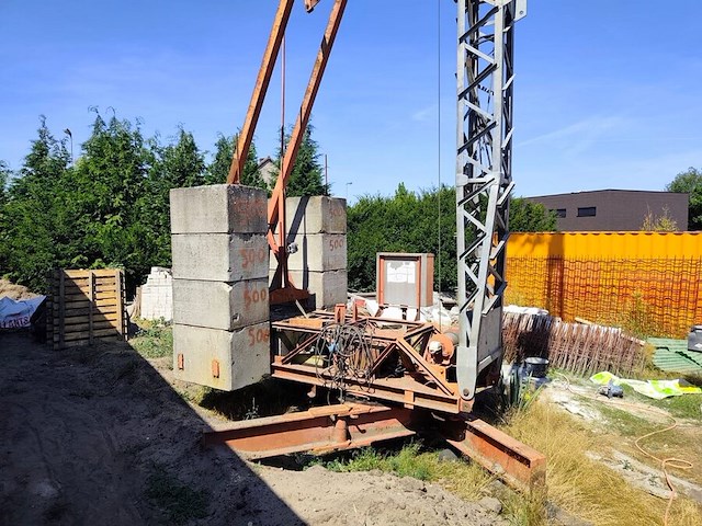 Torenkraan 16 m lang en 14 m hoog, mortelbak, pallethaak en wielenstel. bevindt zich te lommel, afbraak voor eigen rekening. bezichtiging en afhaling op afspraak. (6) - afbeelding 13 van  25