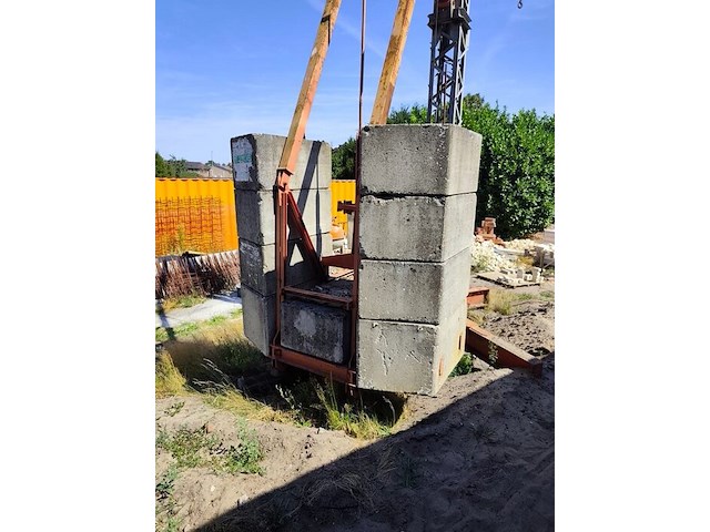 Torenkraan 16 m lang en 14 m hoog, mortelbak, pallethaak en wielenstel. bevindt zich te lommel, afbraak voor eigen rekening. bezichtiging en afhaling op afspraak. (6) - afbeelding 15 van  25